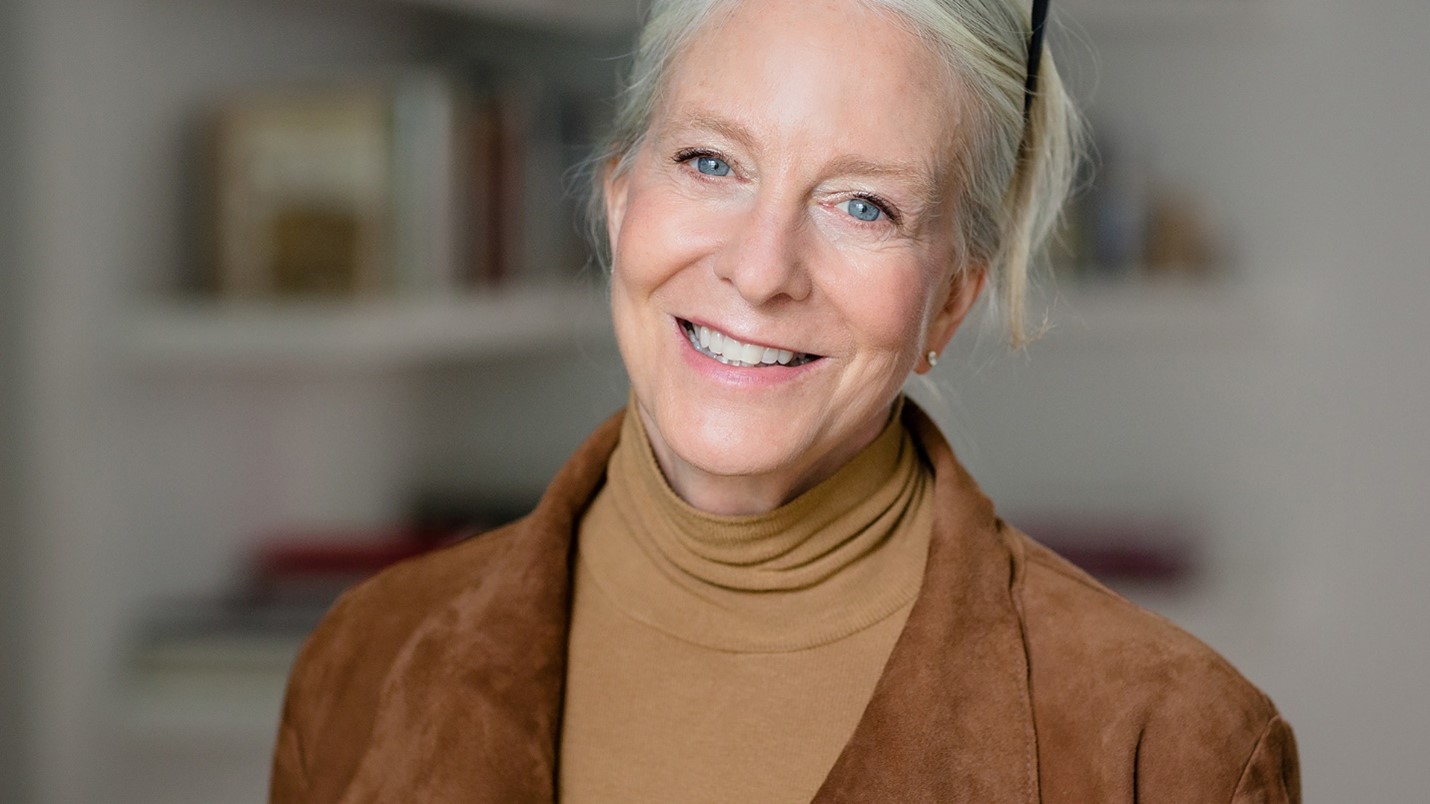 نقد و بررسی کتاب «درس‌هایی در شیمی» | رمانی الهام‌بخش درباره زنان، علم و نابرابری